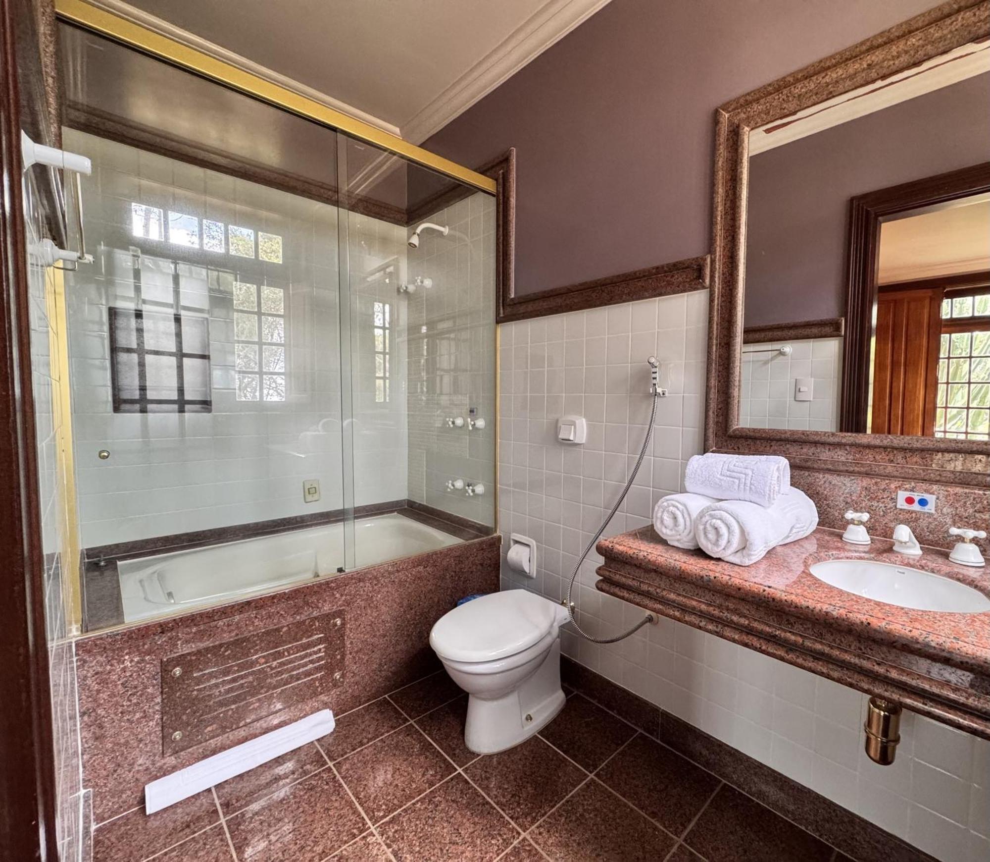Aroso Paco Hotel Педра Азул Екстериор снимка A bathroom in a hotel